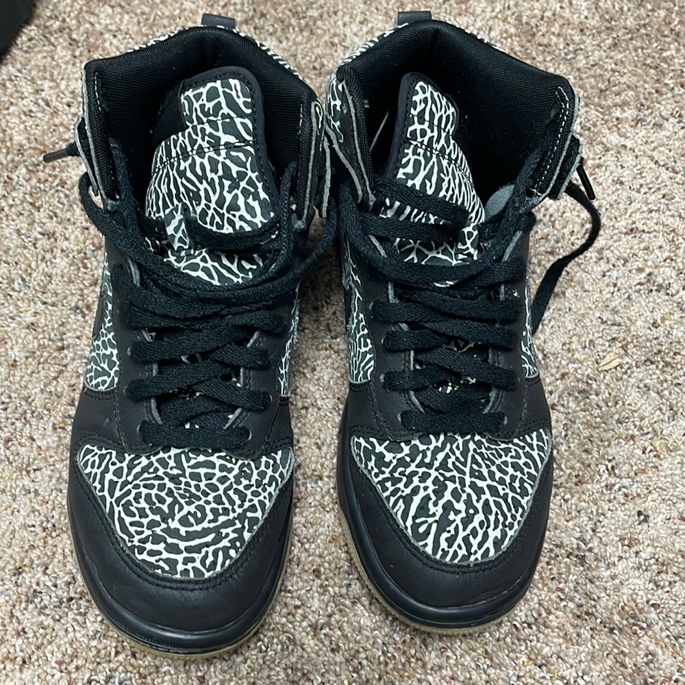 womans nikes size 7.5